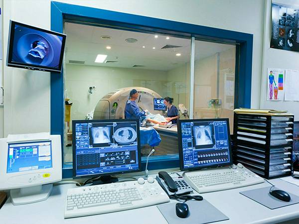 Imaging room with radiation shielding glass as observation window